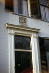 20227 Afbeelding van de gevelsteen In de Swaen boven de ingang van het huis Maliebaan 62 te Utrecht.